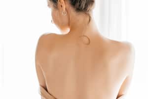 Foto de referencia de la espalda de una mujer