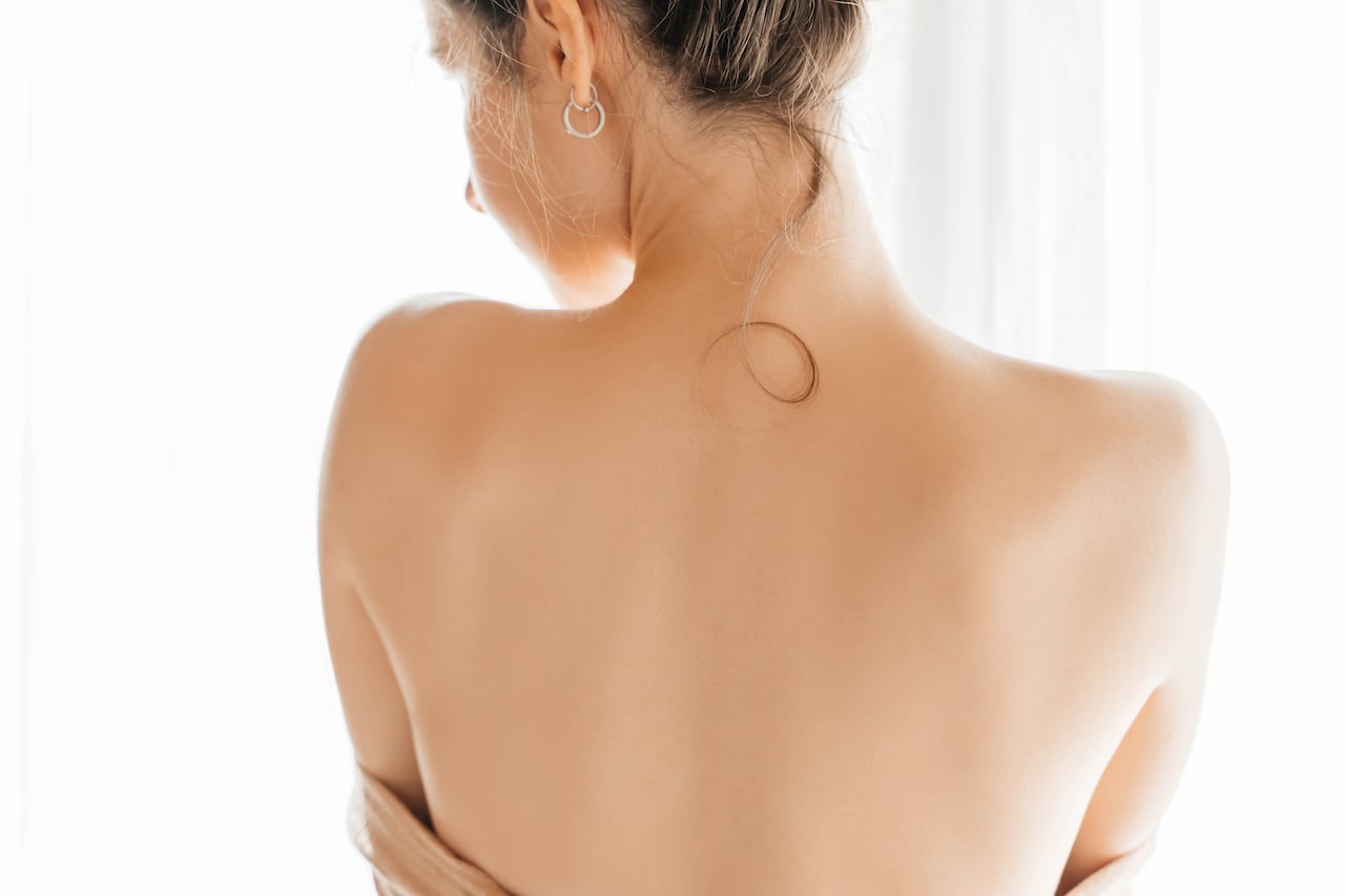 Foto de referencia de la espalda de una mujer