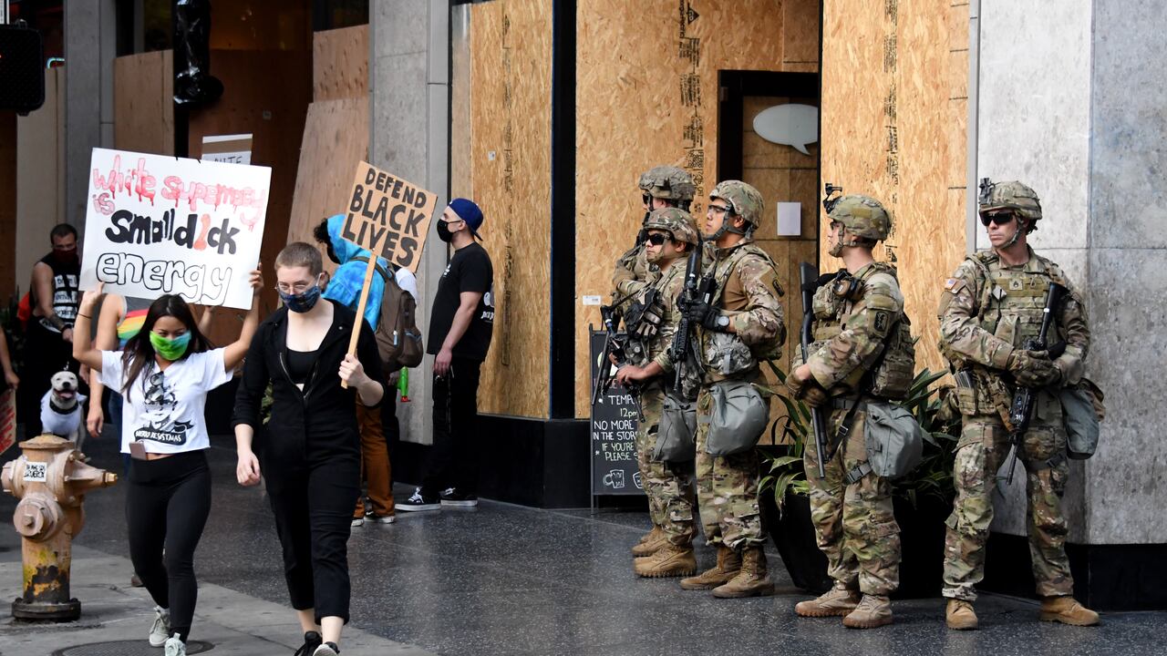 La Guardia Nacional patrullando las manifestaciones en Los Ángeles, California.