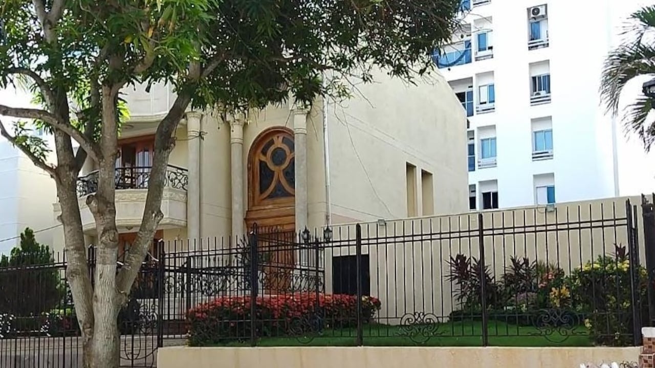 En lujosa vivienda de Barranquilla se estarían robando la luz.