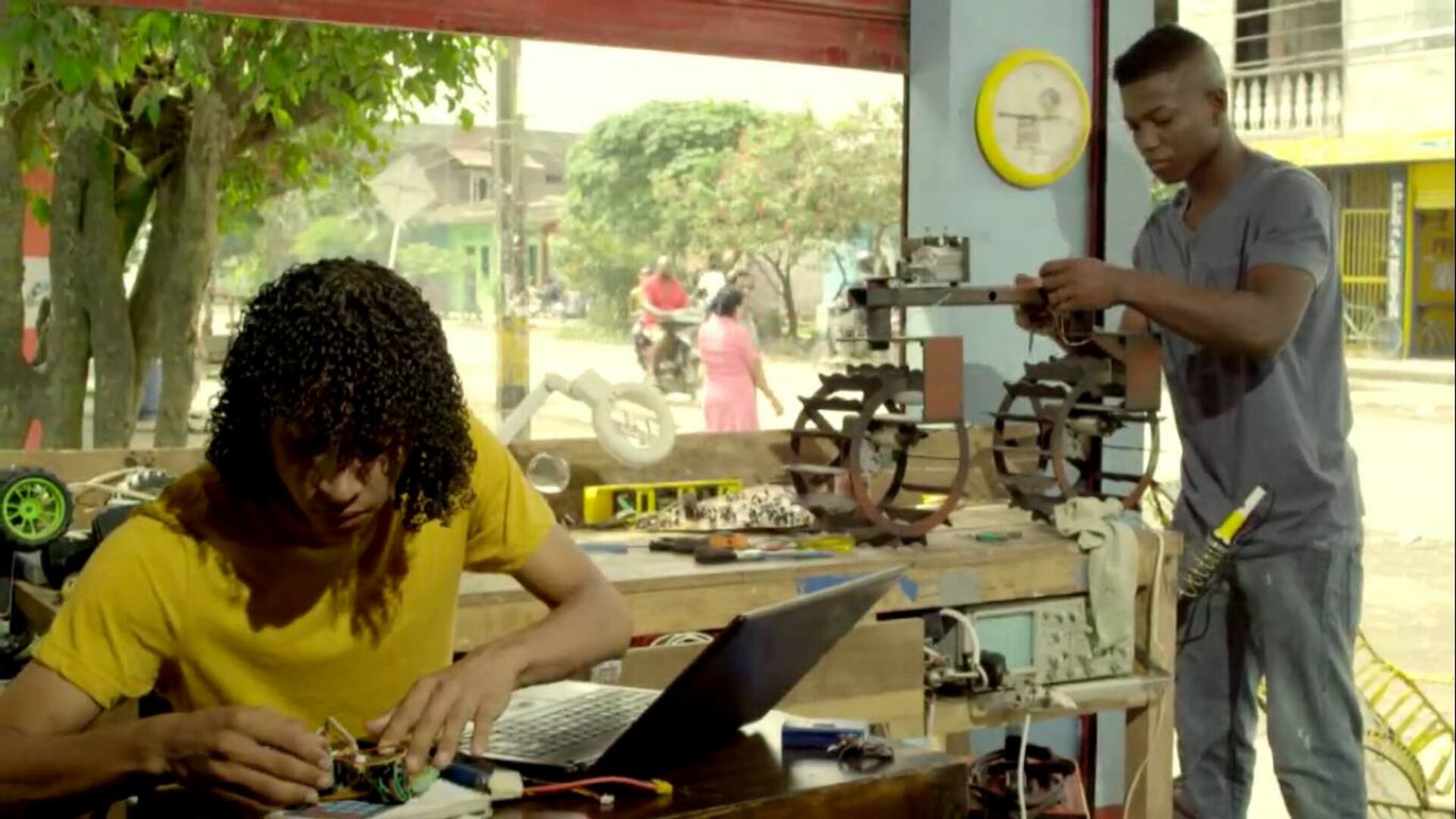 Rafael Vides y Ferney López empezaron a crear y diseñar en la habitación de Vides, hoy ya cuentan con un laboratorio de experimentación y desarrollo propio en Apartadó.