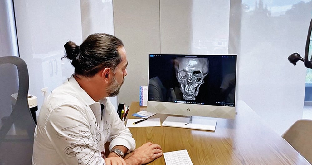 Juan Carlos Vélez Lara, uno de los cirujanos plásticos más destacados de Colombia, le prometió a Sandra Milena Micán Castañeda que le cambiaría la vida sin recibir un solo peso de honorarios a partir del próximo 5 de noviembre.