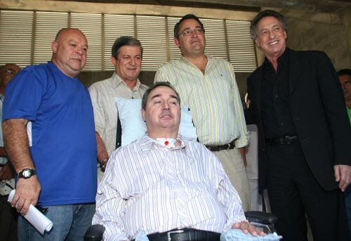 El presidente de BBVA Colombia, Oscar Cabrera y el ex jugador argentino, Quique Wolff acompañan al profesor Luis Fernando Montoya durante la donación de 300 kits escolares, uniformes, balones y guayo a igual número de niños de la escuela club “Fernando Montoya” que dirige el ex técnico de fútbol. 