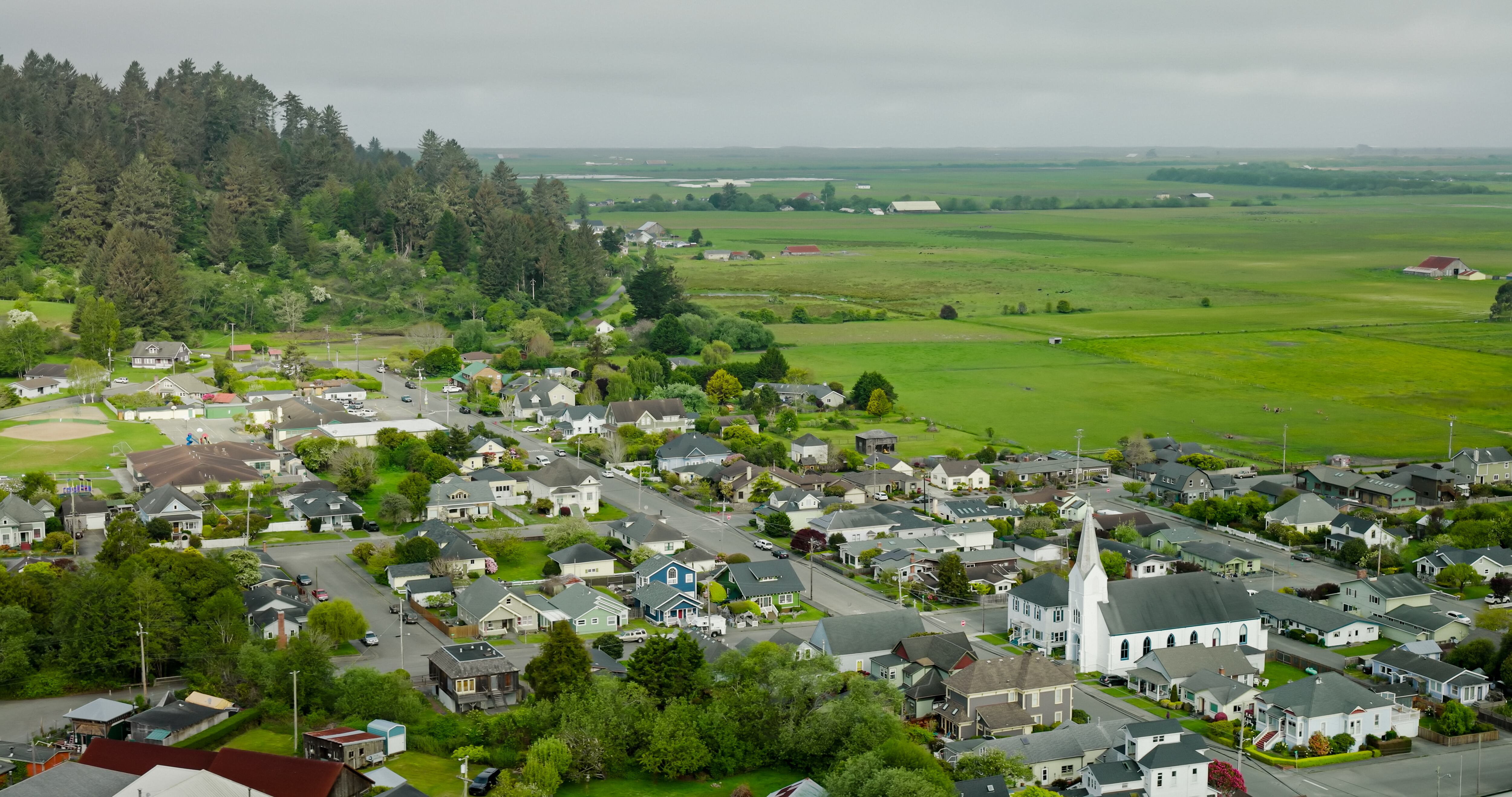 Pueblo junto a la reserva natural y los exuberantes campos del condado de Humboldt, California - Vista aérea