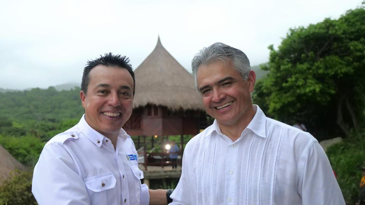 Orlando Moreno Pérez, a la izquierda, ha indicado que esta reapertura "representa un respaldo importante al ecoturismo responsable como estrategia de conservación".