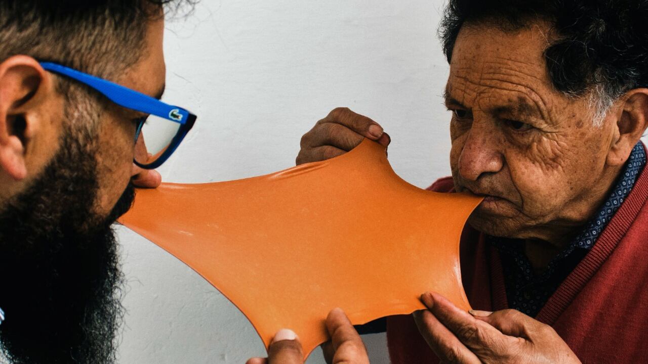 Una vez se sumerge el mopa-mopa en agua hirviendo, se estira para crear láminas de calibre muy delgado para trabajos convencionales y un poco gruesos para trabajos en relieve.