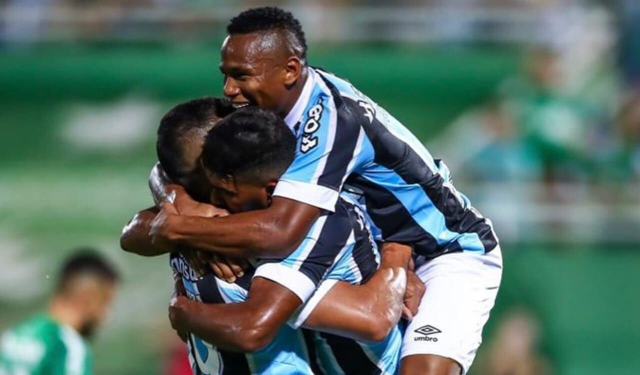 El colombiano aportó para el triunfo ante Atlético Mineiro