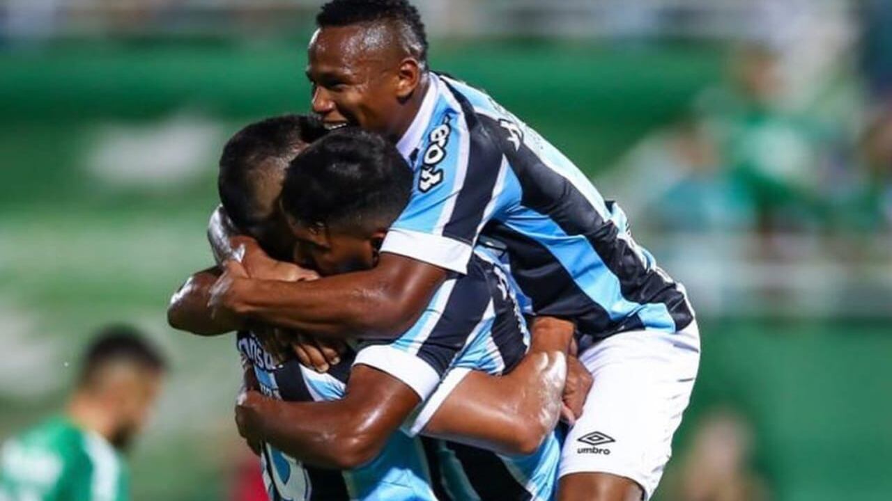 El colombiano aportó para el triunfo ante Atlético Mineiro.