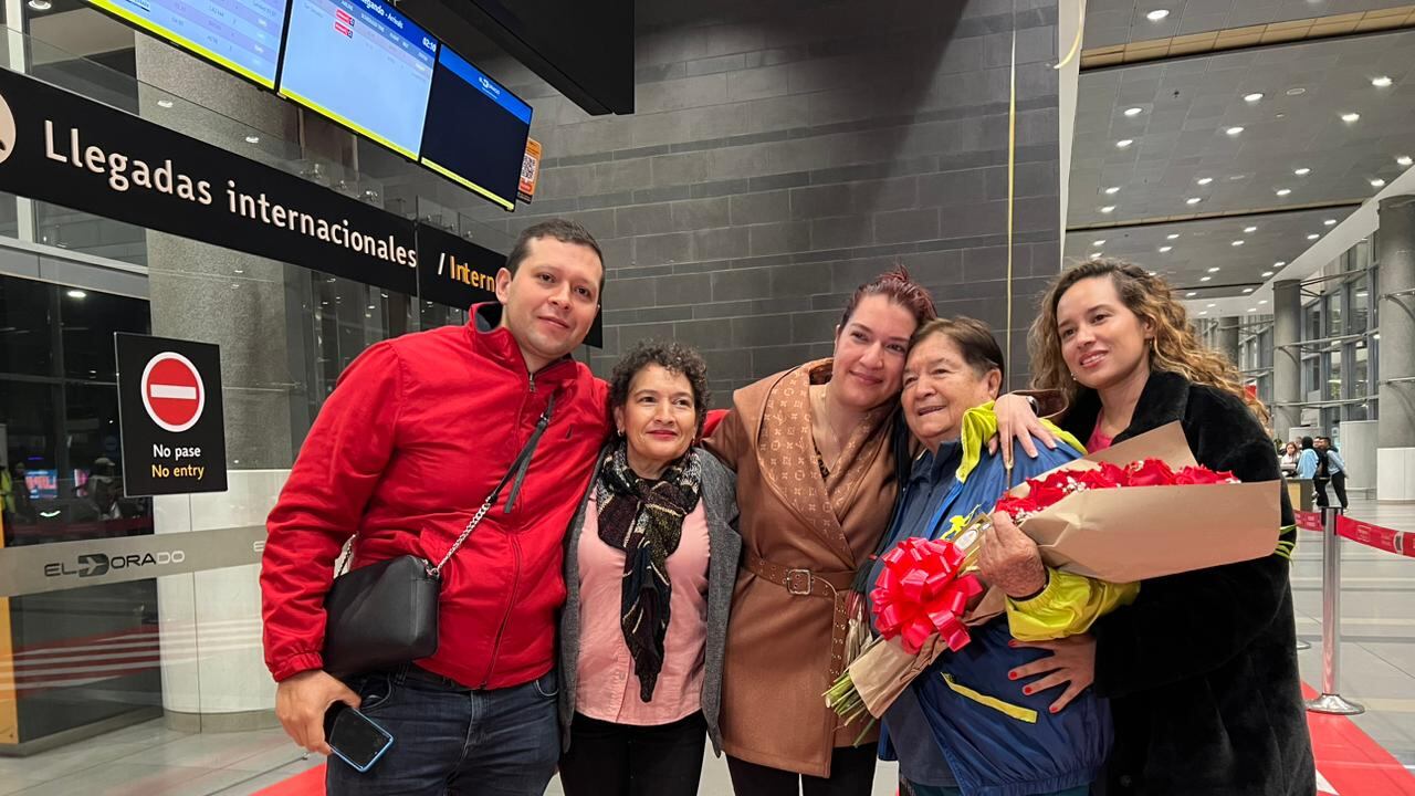 Ana de Franco fue recibida con flores por su familia en el Aeropuerto El Dorado de Bogotá.