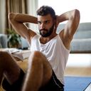 Hombre haciendo abdominales