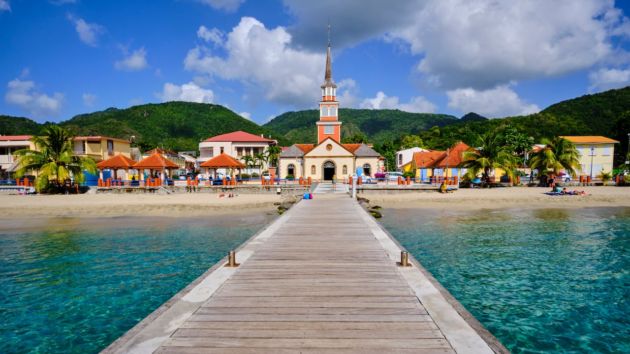 Les Anses d'Arlet, ciudad de Grande Anse, iglesia de Saint-Henri y pontón de madera.