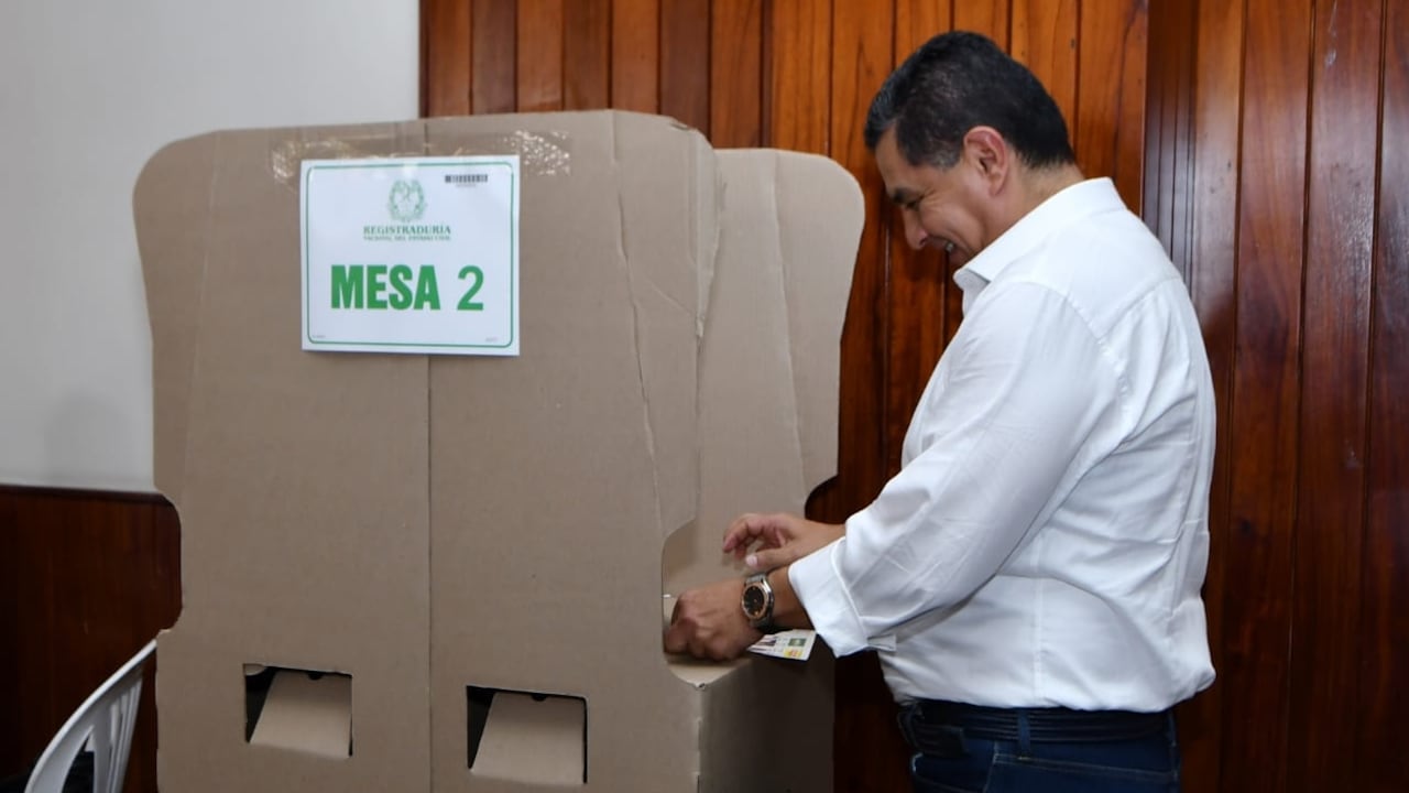 El alcalde de Cali, Jorge Iván Ospina Gómez, ejerció su derecho al voto en la Corporación Autónoma Regional del Valle del Cauca (CVC), ubicada en la carrera 56 #11 - 36.