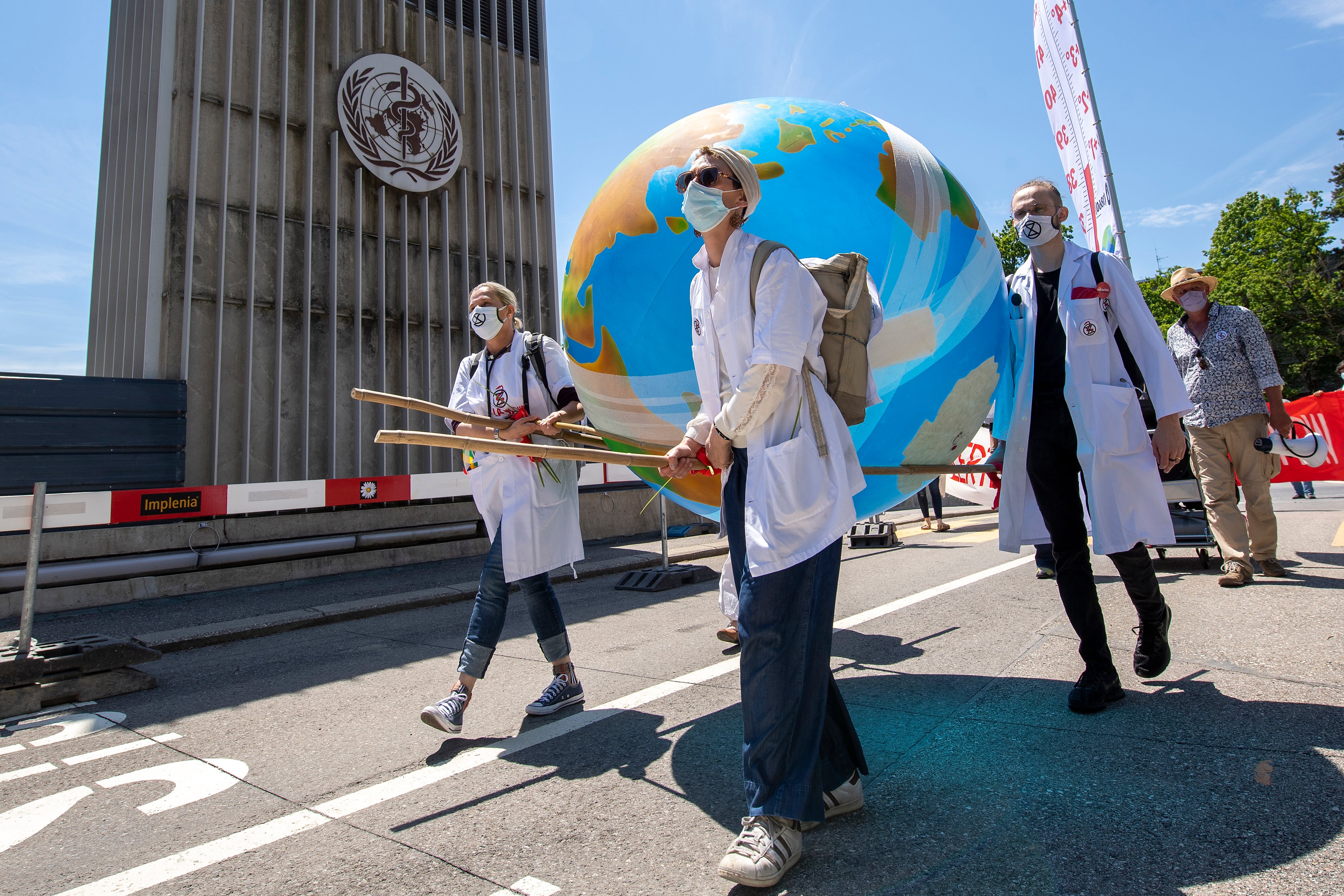 Cientos de salud Los trabajadores marcharon hacia la OMS exigiendo que las autoridades de todos los países reconozcan y actúen para contrarrestar los riesgos para la salud del cambio climático. (Martial Trezzini / Keystone vía AP)