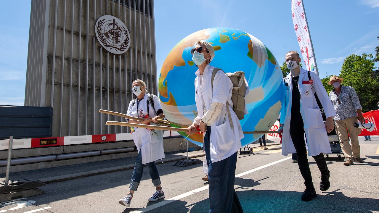 Cientos de salud Los trabajadores marcharon hacia la OMS exigiendo que las autoridades de todos los países reconozcan y actúen para contrarrestar los riesgos para la salud del cambio climático. (Martial Trezzini / Keystone vía AP)