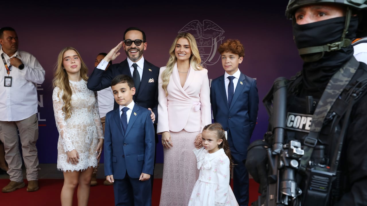 El presidente electo de Colombia, Abelardo de la Espriella, junto a su esposa e hijos. (AP Foto/Santiago Saldarriaga)