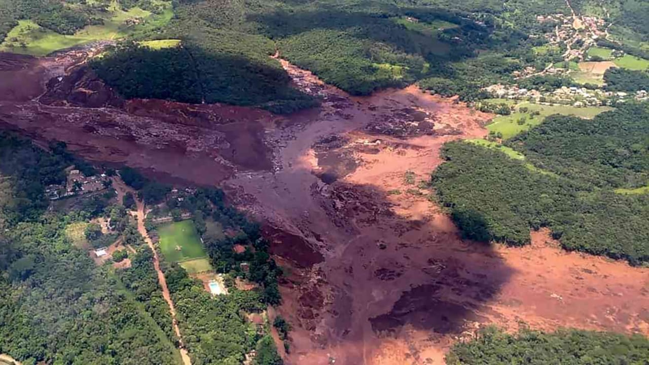 Un dique de una represa minera se rompió, causando un desastre natural y social de grandes proporciones en la localidad de Brumadinho. Foto: AFP.