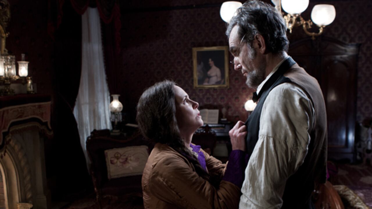 La película se centra en algunos meses de la vida de Lincoln (Daniel Day-Lewis) que fueron fundamentales en su presidencia. Su esposa (Sally Field) fue una pieza clave en ese momento.