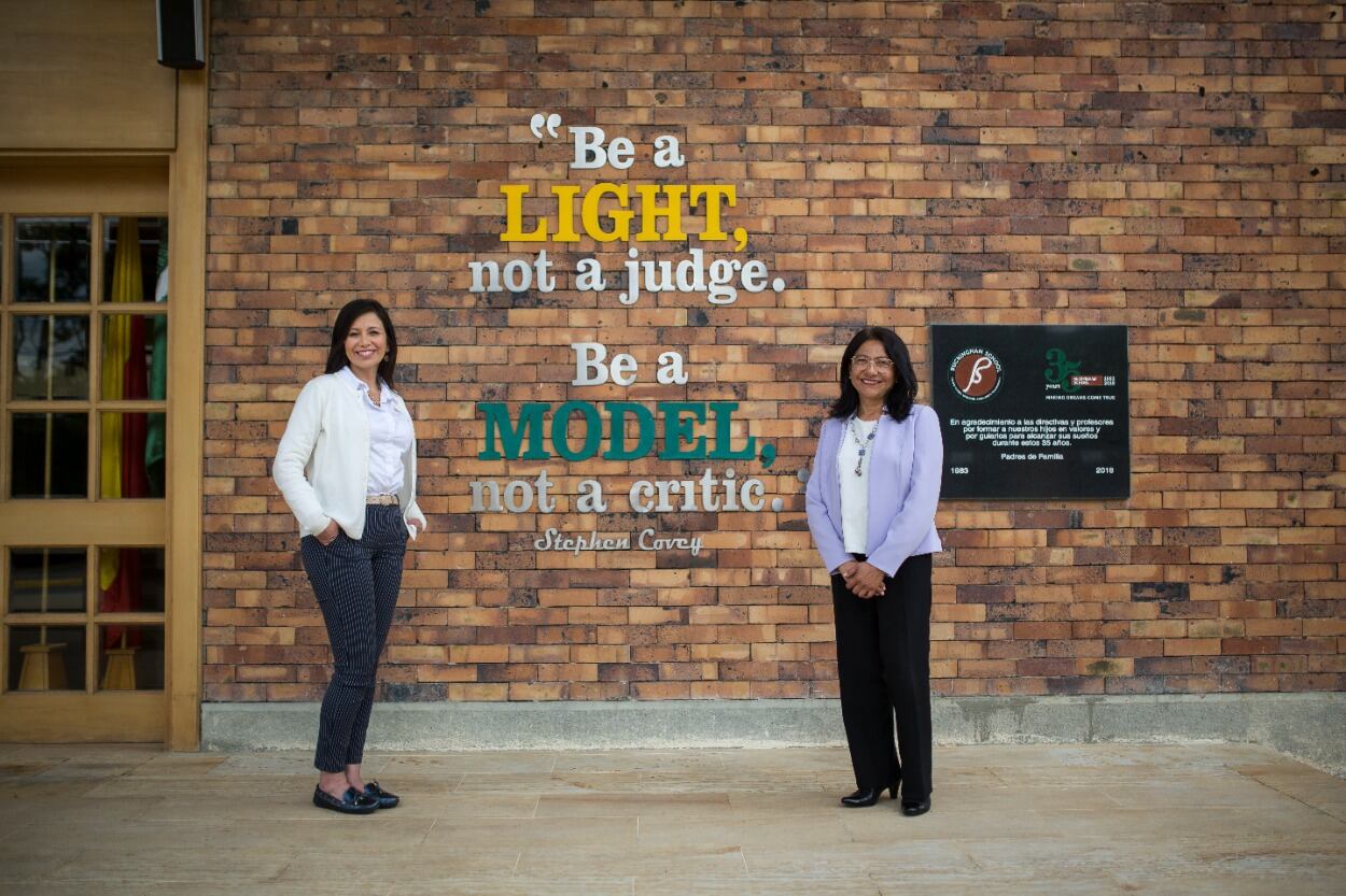 Paola García, rectora del Colegio Buckingham y Julieta Galeano, coordinadora académica de la institución.
