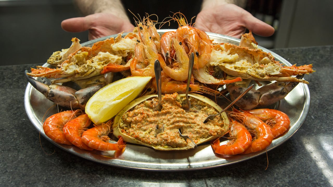 El pescado es uno de los tipos de proteínas recomendados para las personas con problemas de azúcar.
