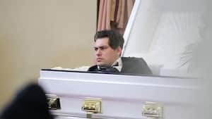 Fotograma: 1:38, "Se pegó una borrachera y recibió la broma más dura por parte de sus padres" Twitter:@ceciarmy