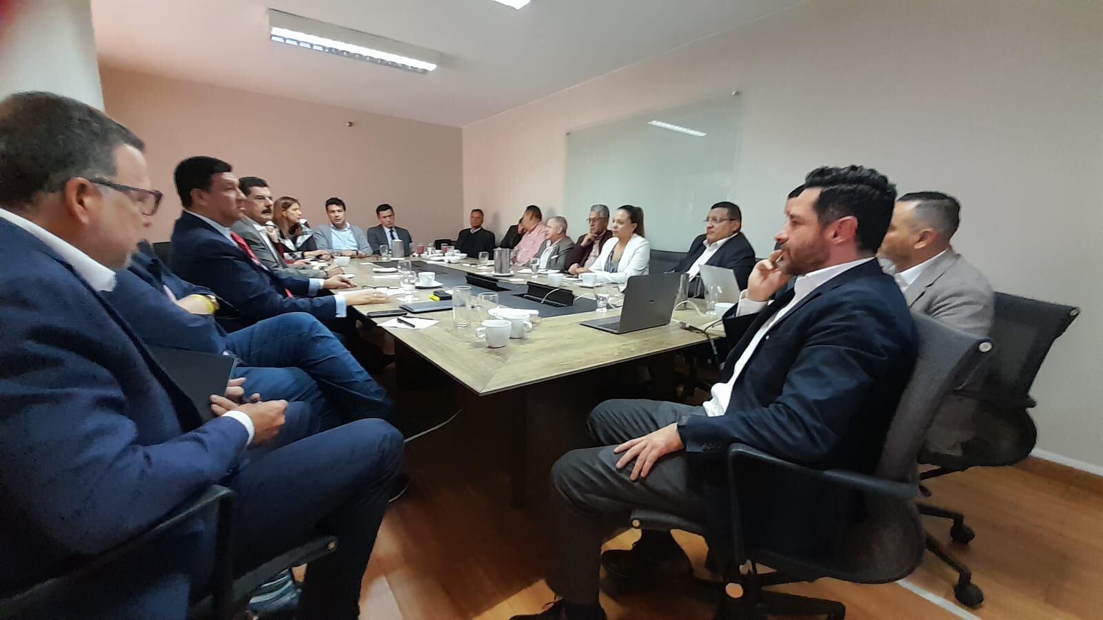 Reunión de Danilo Rueda con exjefes paramilitares en el norte de Bogotá.