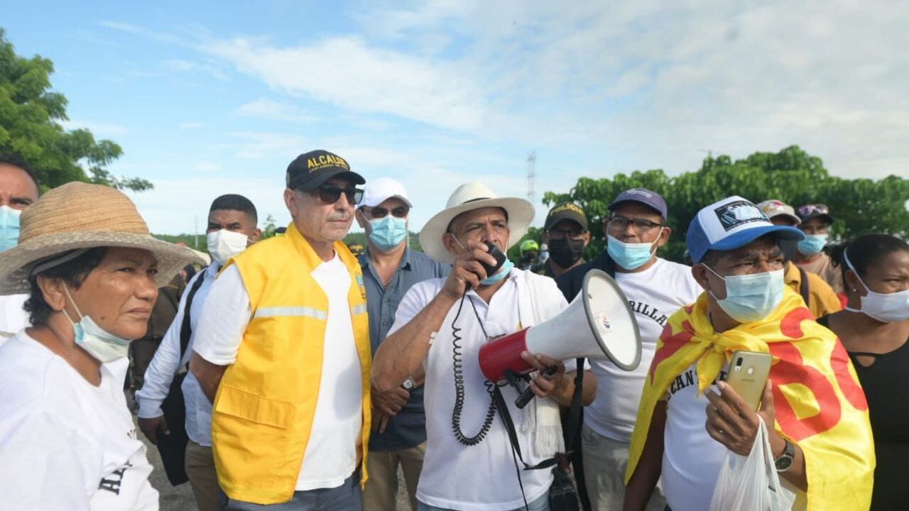 Momento en que el alcalde Dau conversaba con los líderes del bloqueo.