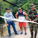 Esta es una de las obras inauguradas por las disidencias de las Farc en Cauca. Lo mismo pretenden hacer en Jamundí. Yeri Gaitán quiso oponerse a esto y fue asesinado por integrantes del frente Jaime Martínez en zona rural de ese municipio, ubicado en el sur del Valle del Cauca. La víctima era el presidente de la Junta de Acción Comunal del corregimiento de Villa Colombia.
