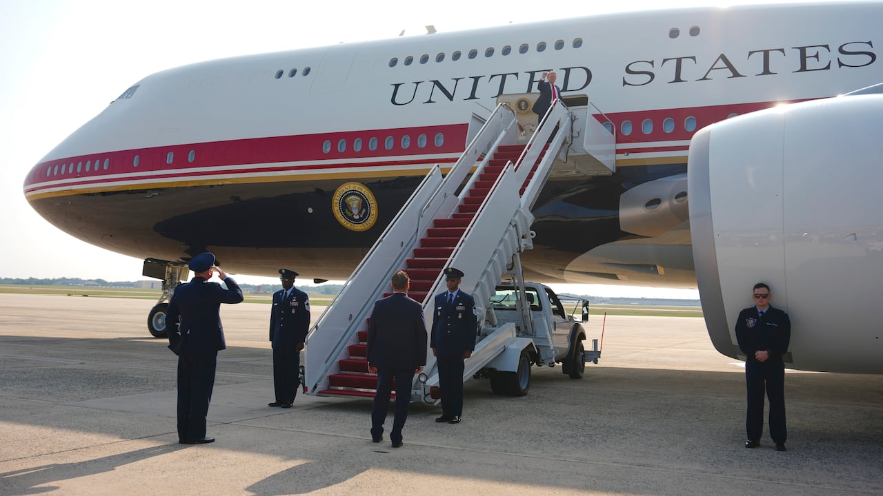 Donald Trump abordó por primera vez el nuevo Air Force One antes de viajar a Dakota del Norte para participar en un acto oficial.