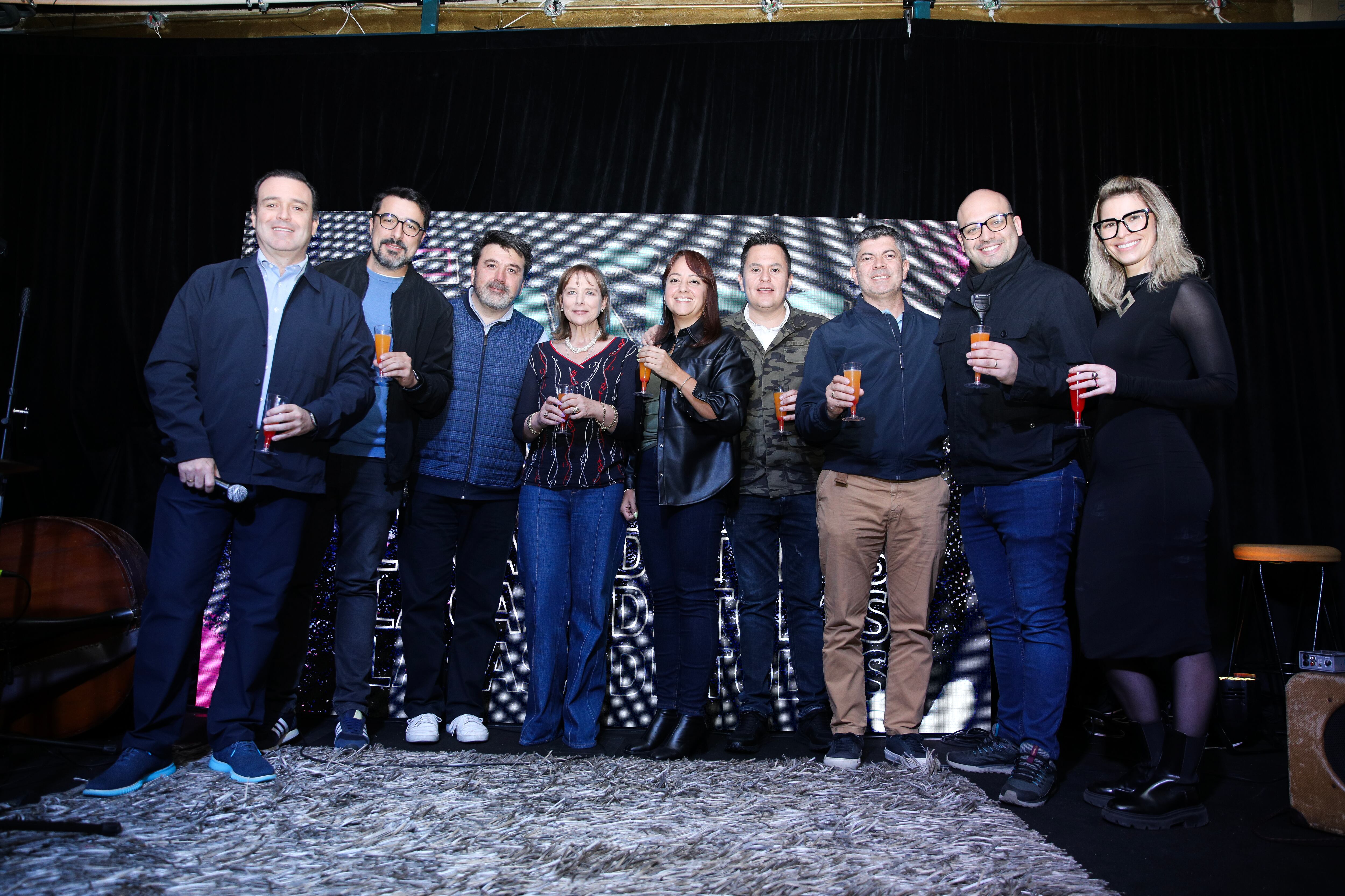 De izquierda a derecha:
Luigi Quintero, gerente general Movistar Arena; Carlos Yepes, gerente comercial; Juan Pablo Partarrieu, gerente financiero;  
Adriana Sanclemente, gerente legal; Karina Rivera, gerente de Talento Humano; Óscar Parra, gerente de Alimentos y Bebidas;
Francisco Castañeda, gerente de Infraestructura; Tadeo Suárez, gerente de Eventos, y Ana María Giraldo, directora  de Comunicaciones y Mercadeo.