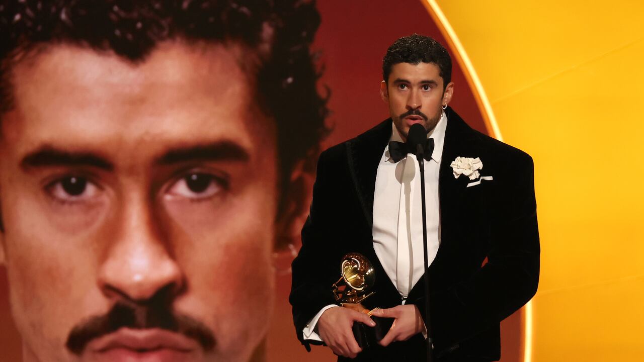 Bad Bunny recibe el premio al mejor álbum de música urbana.
