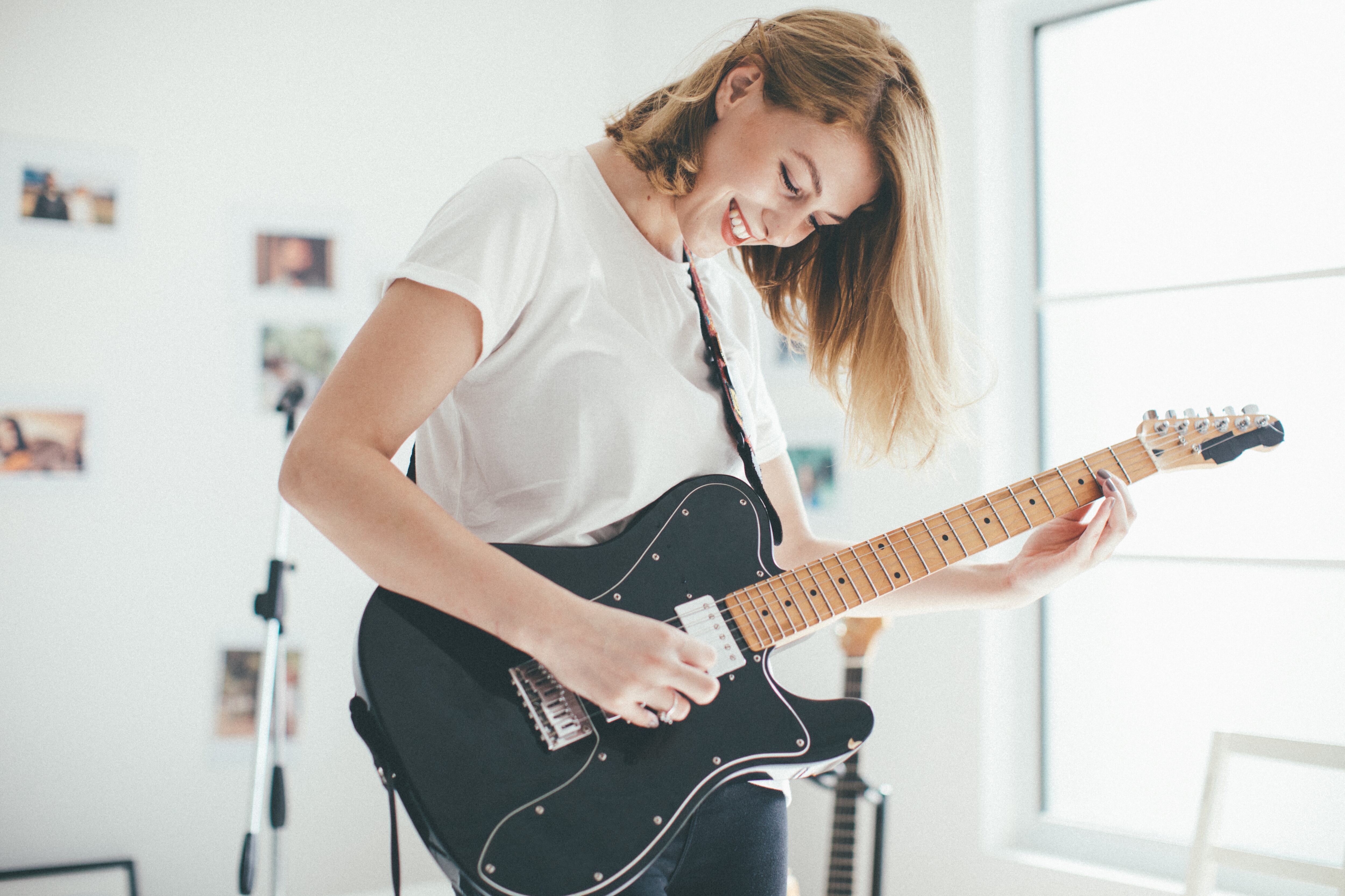Mujer tocando guitarra