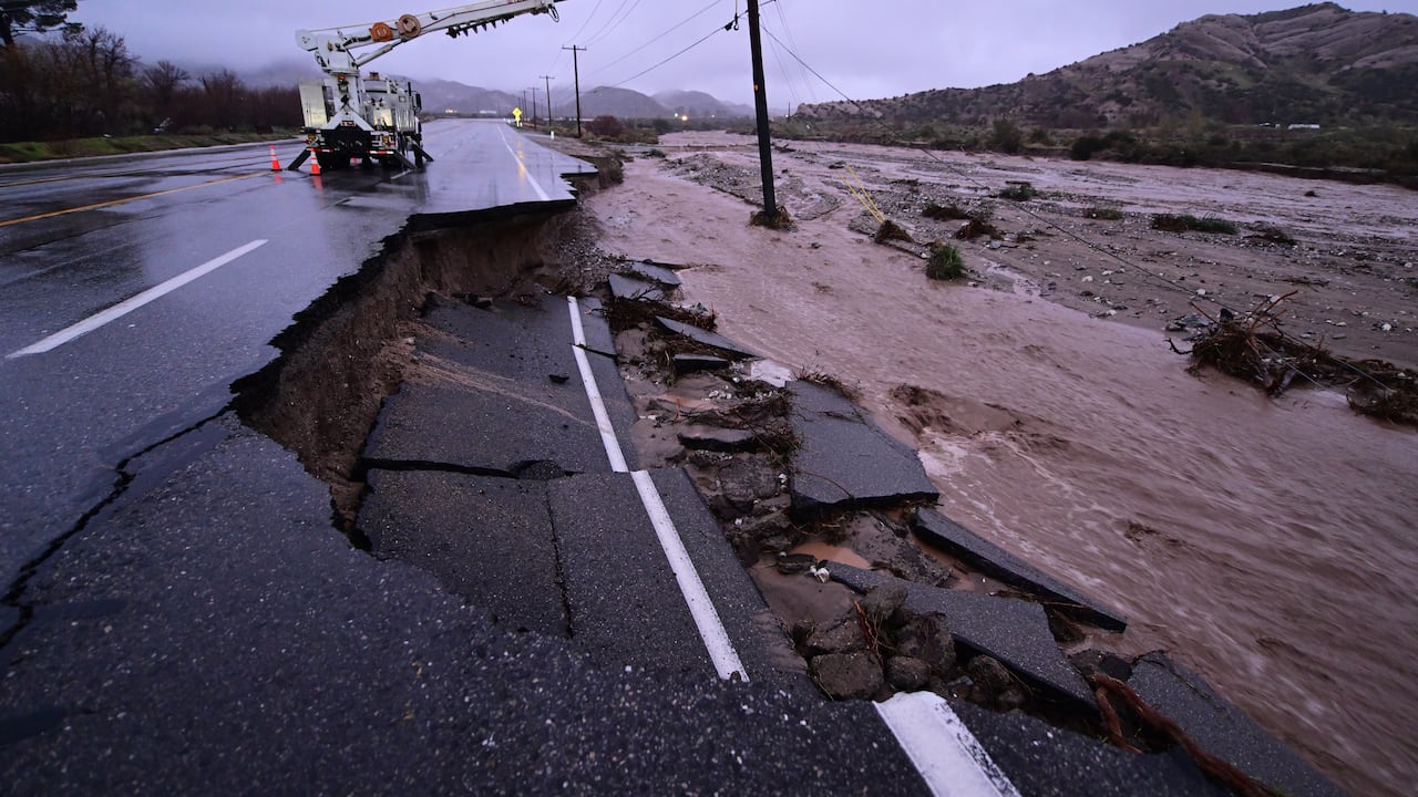 Parte de la Ruta Estatal 138 de California se desvaneció debido a las inundaciones.