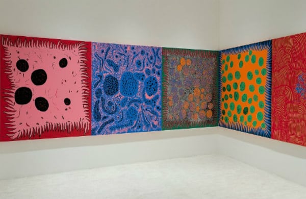 Fue a fines de los 50 que empezó a darse a conocer con su serie ‘Infinity Red’, obras que “se caracterizan por la repetición obsesiva de pequeños aros de pintura que se acumulan en grandes superficies siguiendo patrones rítmicos”, indican los curadores. 