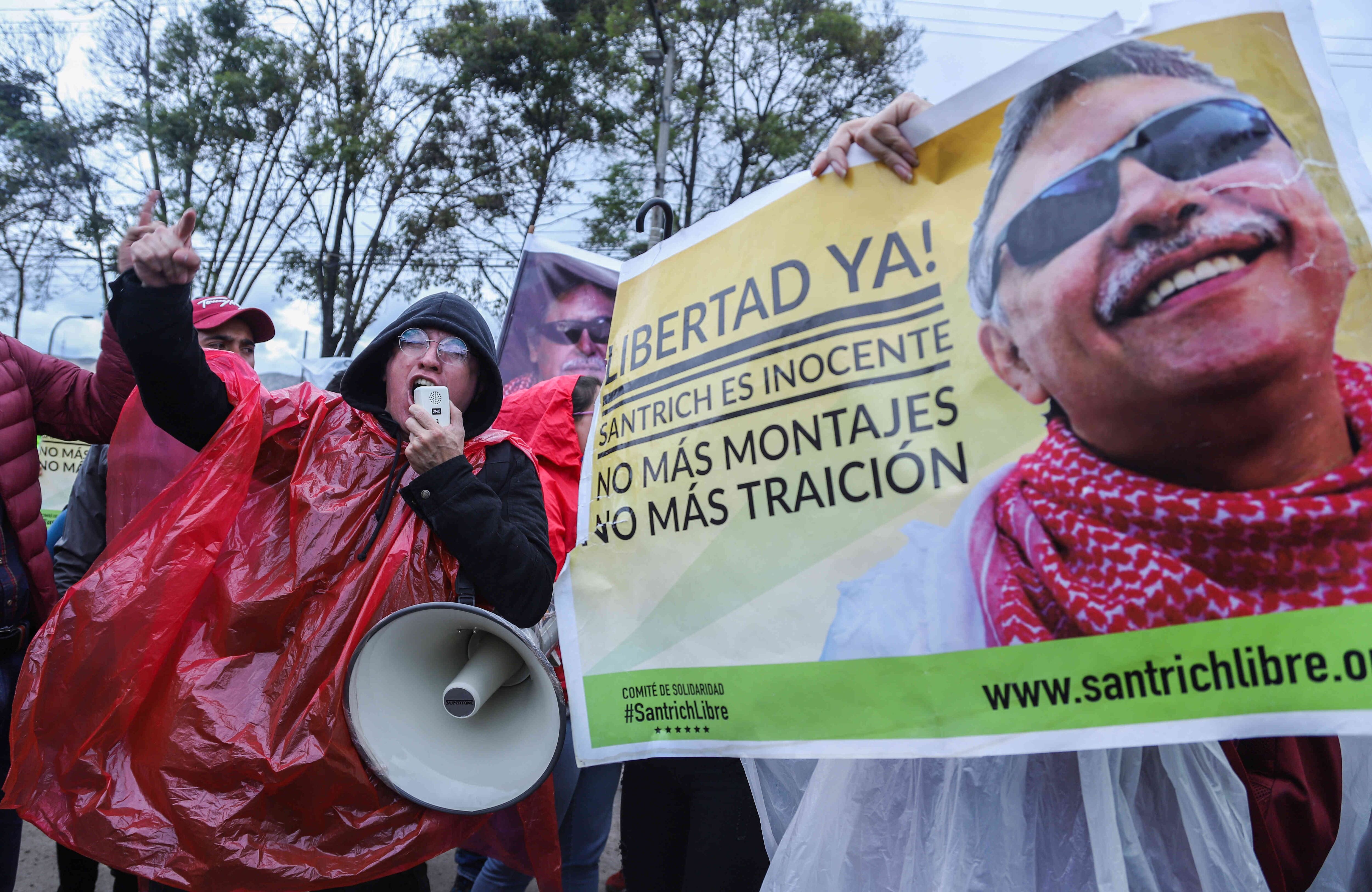Desde que se conoció el anuncio de la liberación, un grupo de personas que apoyaban a Santrich se movilizó hasta las afueras de La Picota para exigir la liberación del exjefe guerrillero de las Farc. Con pancartas y megáfonos, los manifestantes lanzaron cánticos que resonaron a la salida del penal: “¡Libertad para Santrich!”, decían. Foto: Diana Rey / SEMANA.