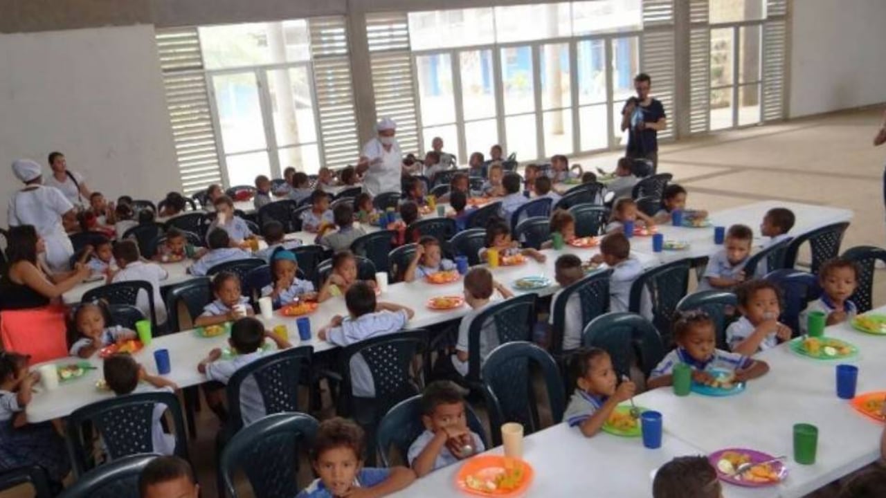 Los padres de familia aseguran que, después de que sus hijos consumieron una avena con leche y un sándwich de pollo en la escuela, empezaron los síntomas.