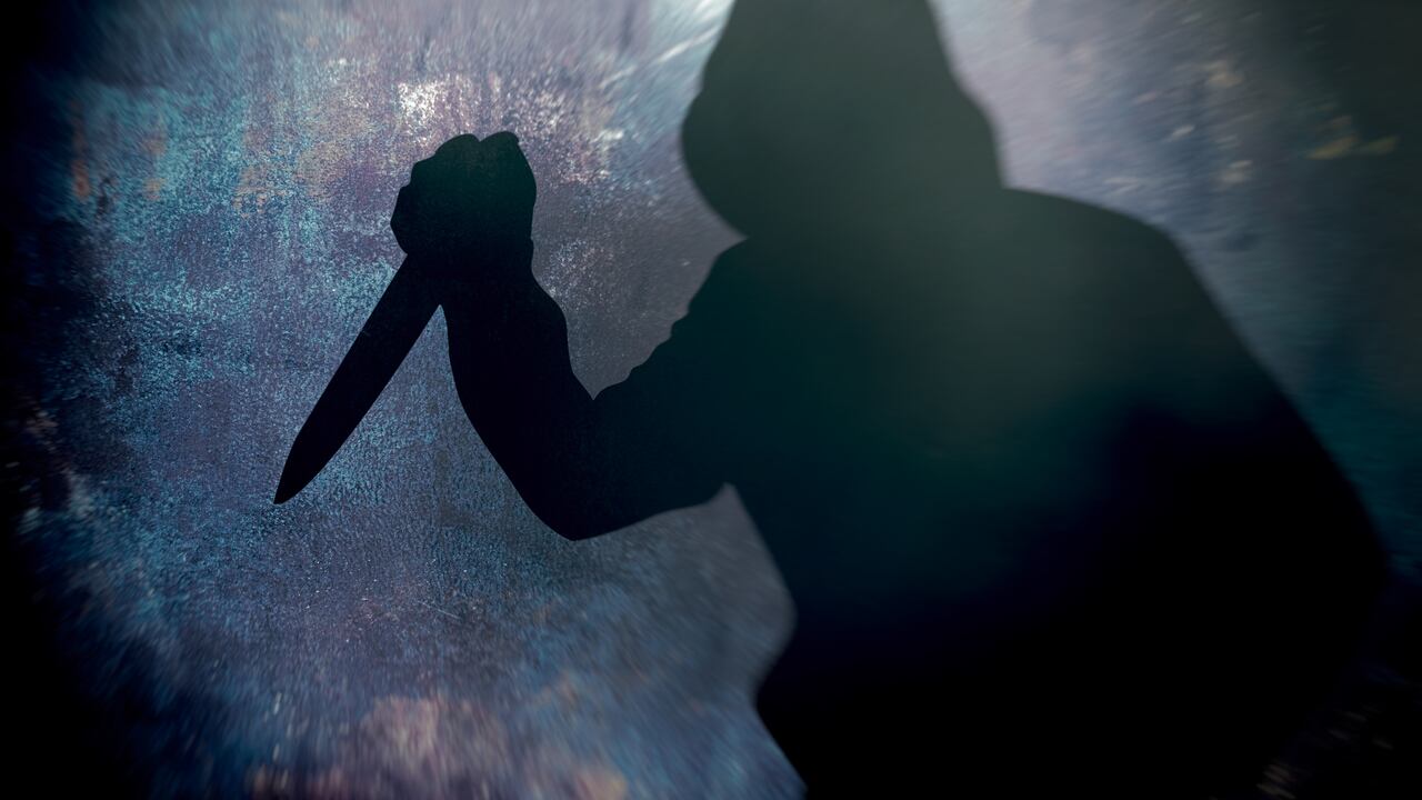 Hijo atacó a sus padres con arma blanca mientras veían televisión: el papá murió y la madre se salvó de milagro