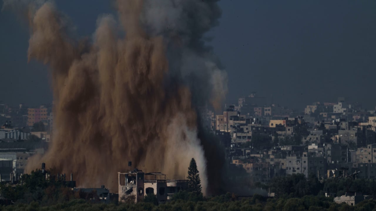 Un ataque aéreo israelí en la Franja de Gaza, visto desde el sur de Israel, el viernes 10 de noviembre de 2023.