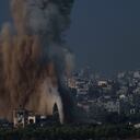 Un ataque aéreo israelí en la Franja de Gaza, visto desde el sur de Israel, el viernes 10 de noviembre de 2023.