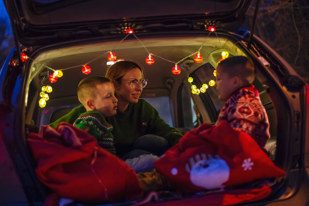 Las autoridades advierten que las luces navideñas parpadeantes en autos pueden causar distracciones peligrosas y están prohibidas en varios estados de EE.UU.