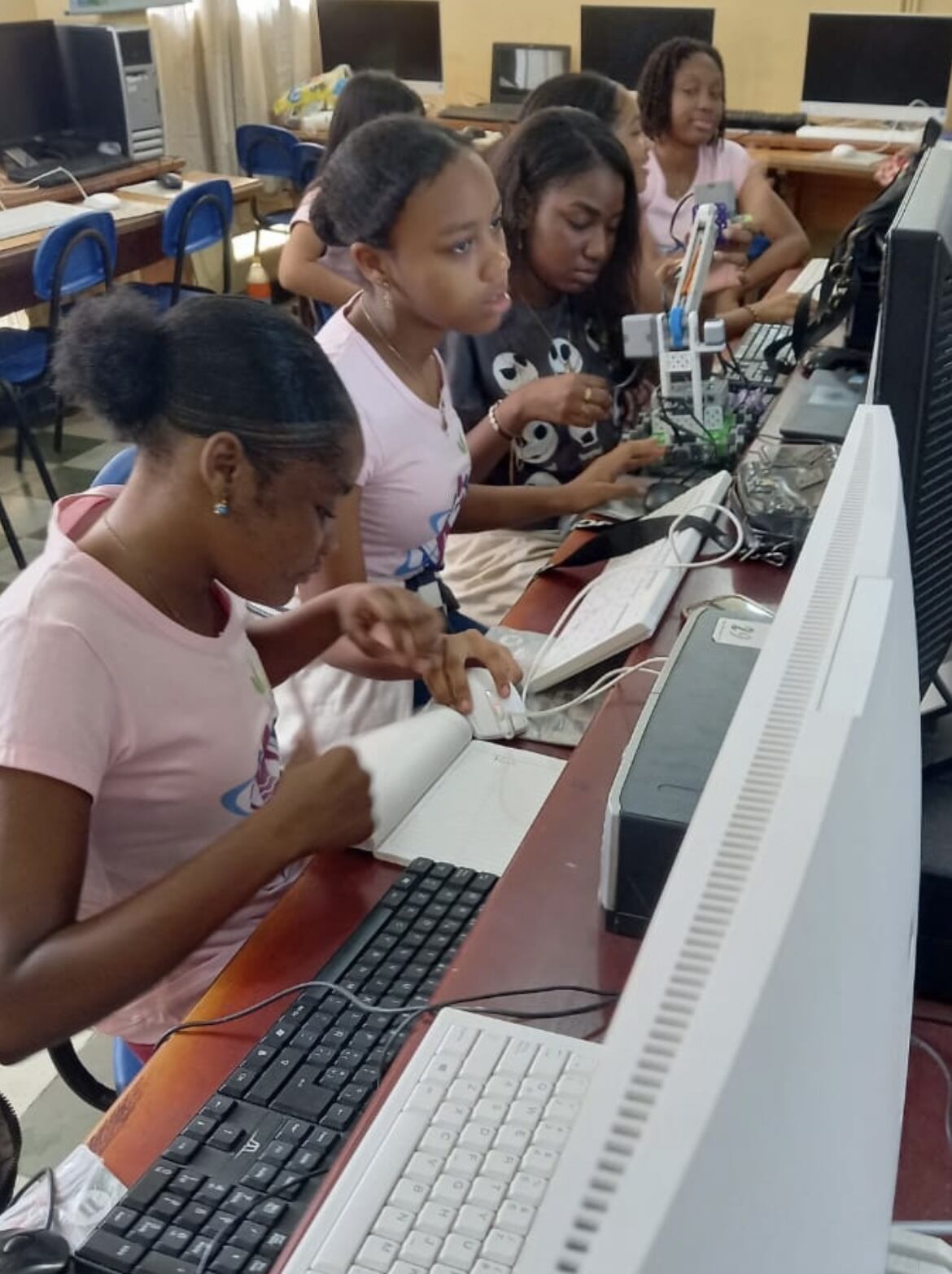 El programa es gracias a la alianza con la fundación Global , Arte, ciencia y Tecnología .