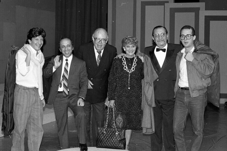 Alfonso Lizarazo (segundo de izquierda a derecha) junto a famosos pioneros de la televisión colombiana.
