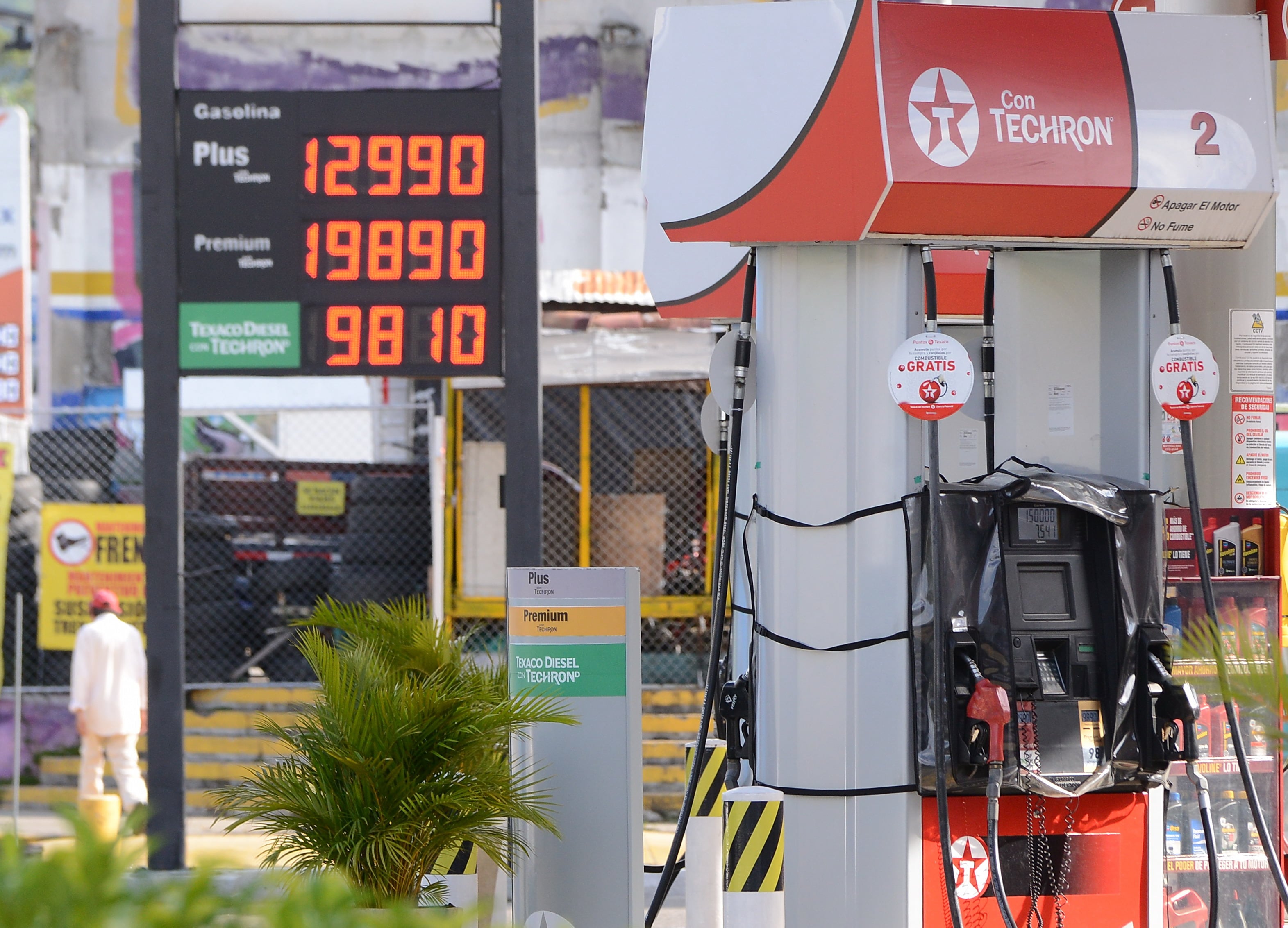 Cali: Economía. Nuevamente, el precio de la gasolina corriente se incrementó en 600 pesos, igual que el mes pasado, llegado en Cali a los casi 13 mil pesos por galón en ciertas estaciones.Todo esto dentro de las últimas declaraciones del presidente Gustavo Petro dice que no habrá cambios en política de importación de gasolina