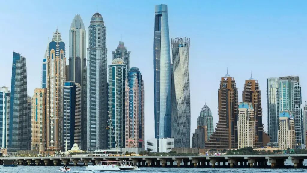 Fue inaugurado en noviembre del 2025 y mide 377 metros de altura.