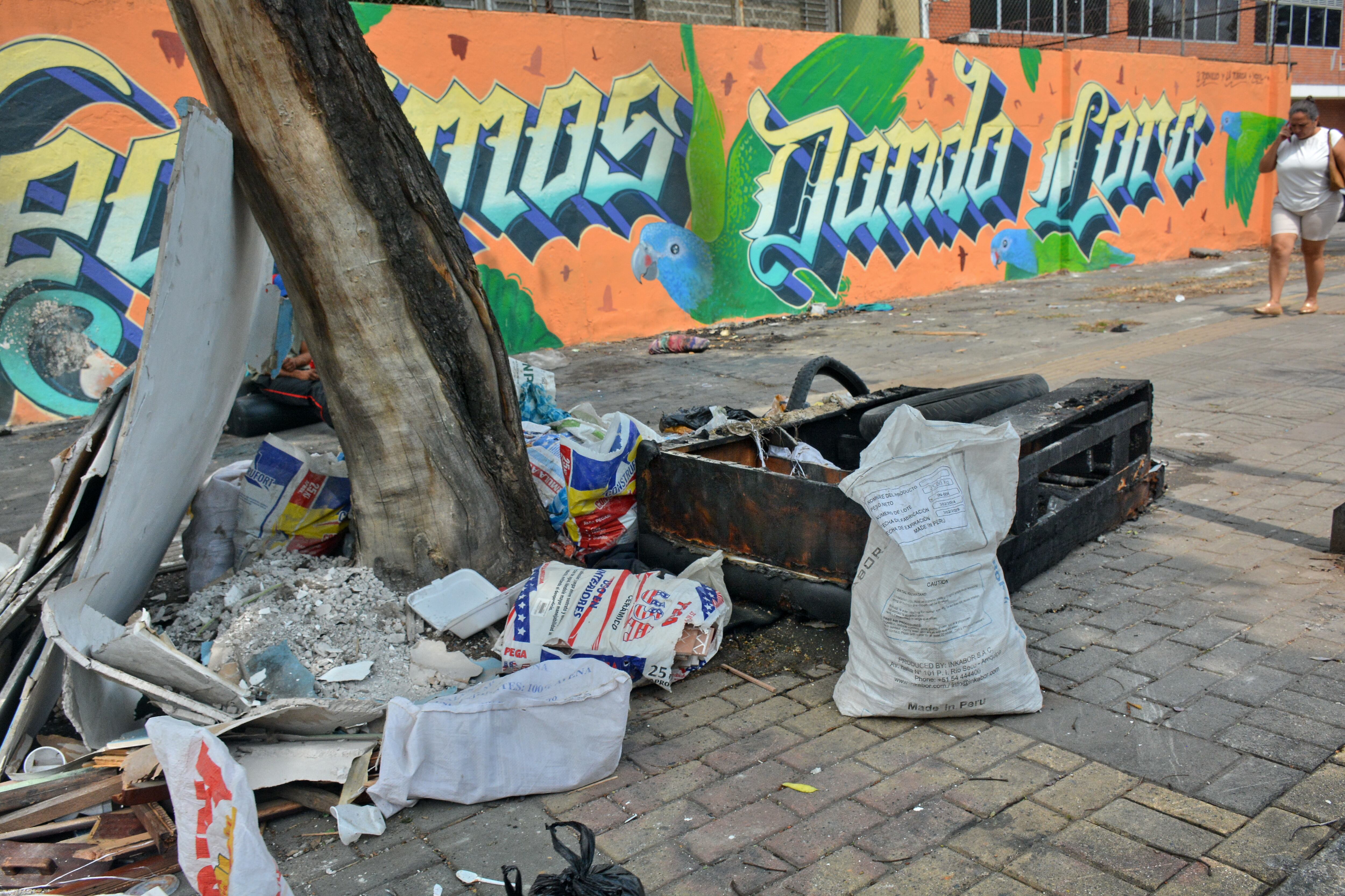 La falta de cultura ciudadana, y el escaso control de las autoridades frente a la disposición de las basuras, son dos de las causas del porqué Cali está tan sucia. 13 de enero de 2025. Foto Jorge Orozco / El País.