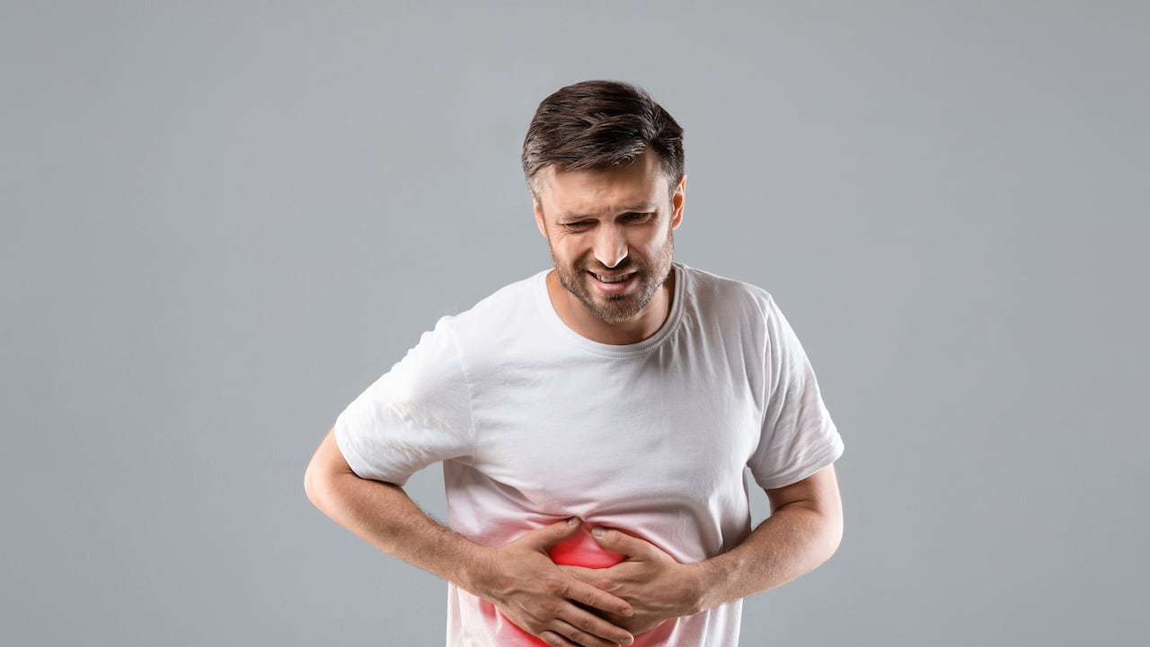 La hepatitis alcohólica se presenta pro el excesivo consumo de licor.