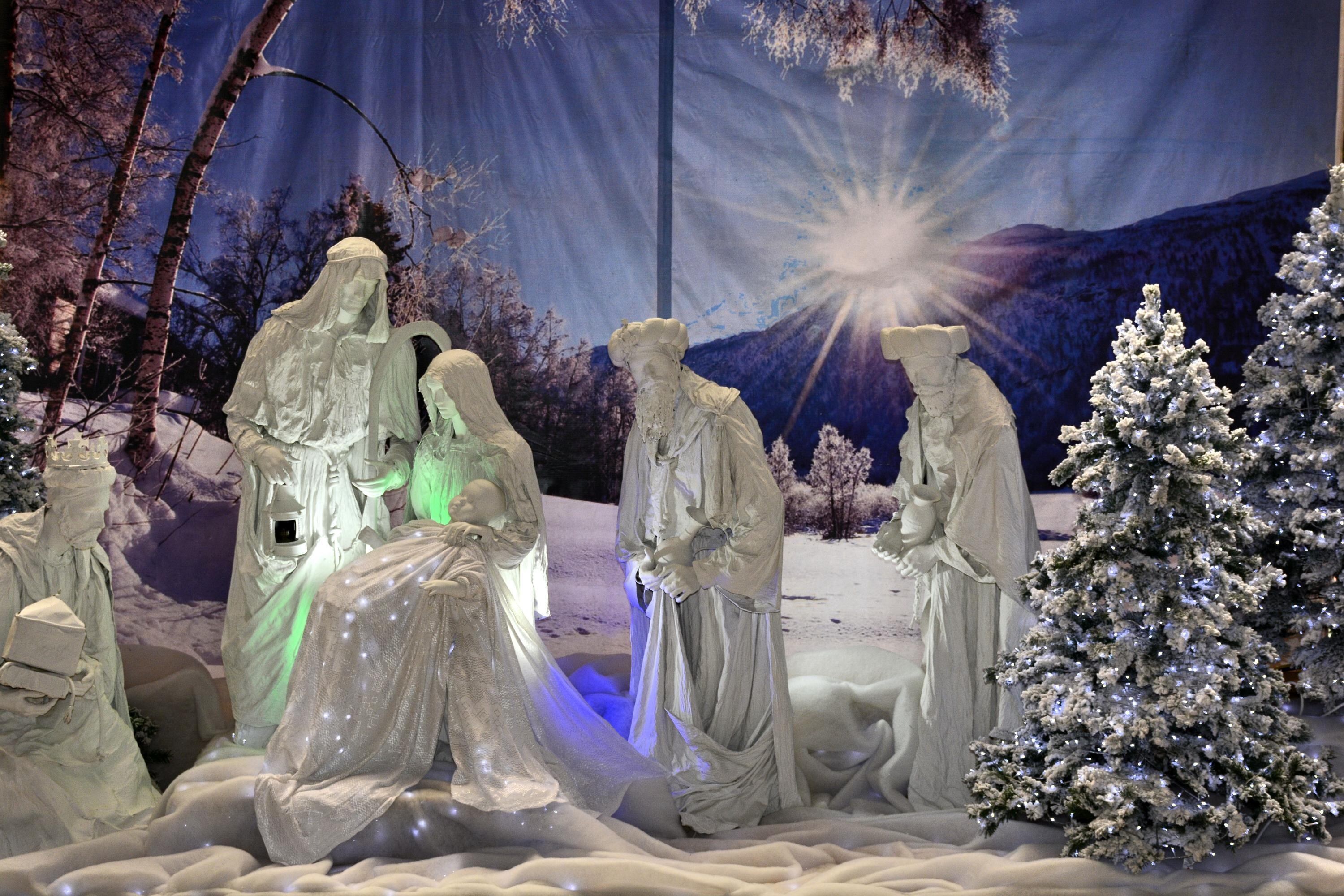 Durante esta época el espíritu navideño llena de inspiración a muchos artistas de la ciudad que ponen todo su empeño en las obras que engalanan la tradicional novena de aguinaldos. (Foto: Jorge Orozco / El País)