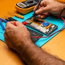 Hay quienes recurren a servicios técnicos para arreglar los iPhone, sin consultar primero en la marca. Getty Images.