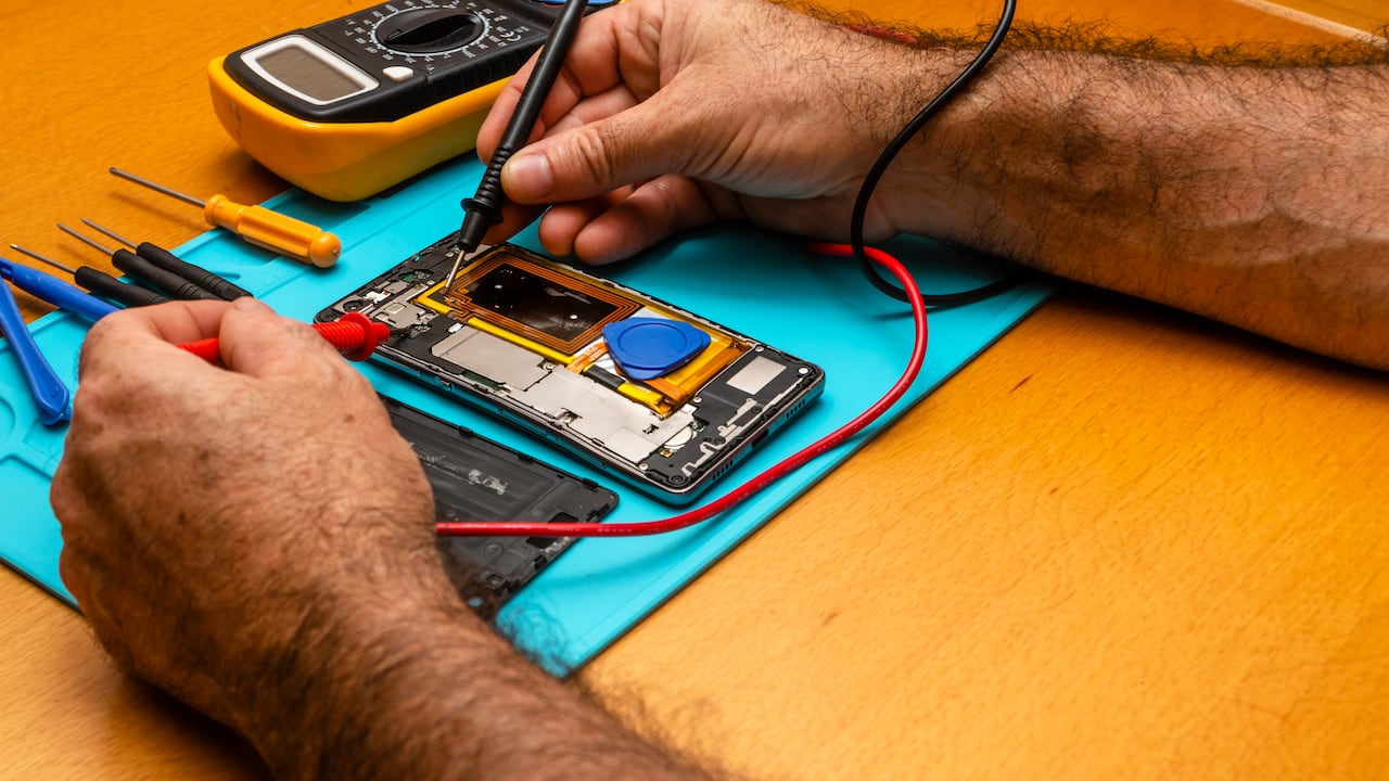Hay quienes recurren a servicios técnicos para arreglar los celulares móviles. Getty Images.