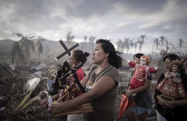 Esta foto muestra a sobrevivientes del tifón Haiyan marchando durante una procesión religiosa en Tolosa, Filipinas. Con ella, el fotógrafo francés Phillipe Lopez de Agence France Press consiguió el primer premio en la categoría de foto única de noticias. (EFE)