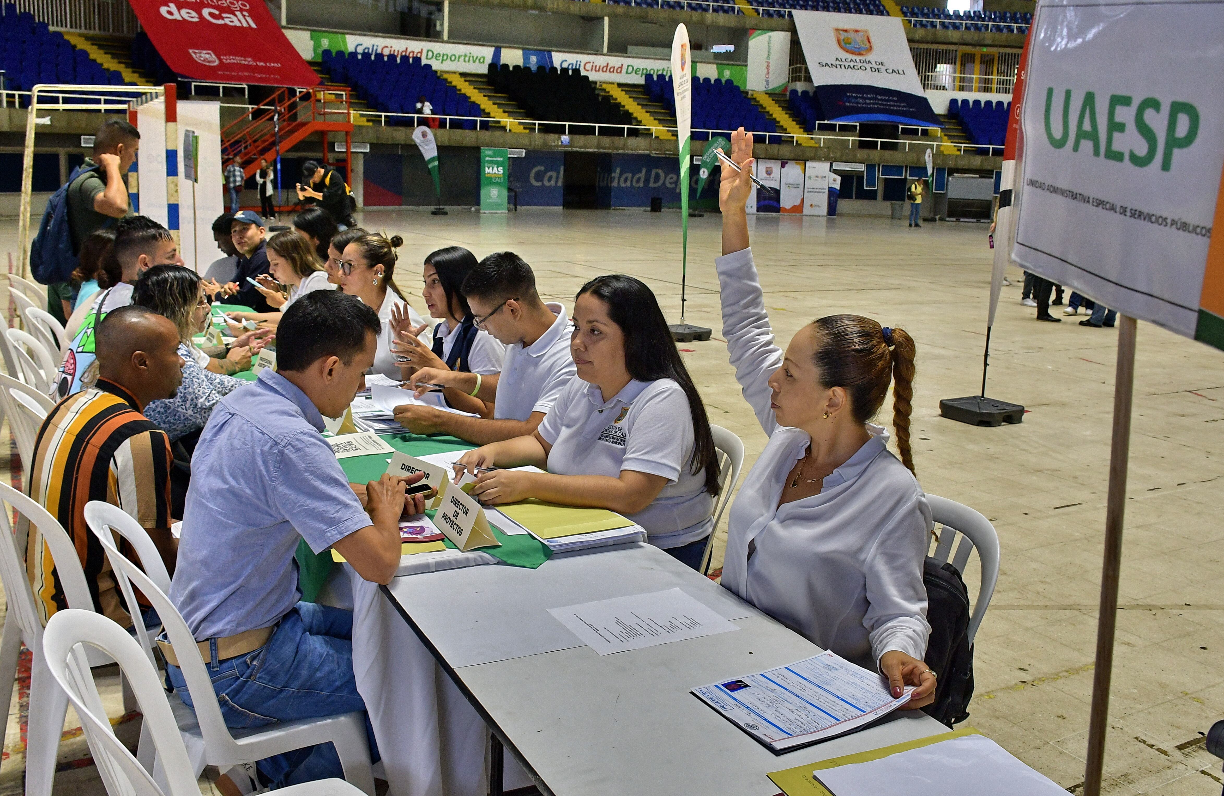 Con miras a cumplir la meta de crear 1000 empleos en Cali, este miércoles, 22 de mayo, se dio inicio a la feria de empleo en la ciudad, la cual, hasta ahora, ha recibido a más de 1200 personas. Fotos Raúl Palacios / El Pais / 22 de Mayo 22 del 2023 Cali.
